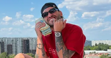 Un cunoscut cântăreț a urinat pe scenă la un concert din România