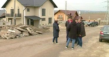 Жители Бачой жалуются на то, что у них хотят отобрать часть земли.
