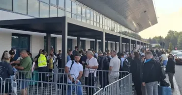 У аэропорта Кишинёва образовалось большое скопление людей из-за ограничений на вход