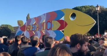 В Риме на протест против одного из лидеров партии вышли 40 000 человек.
