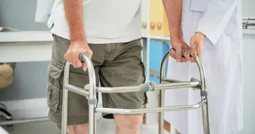 Operații cu proteze de șold și genunchi, mai accesibile pacienților în Moldova