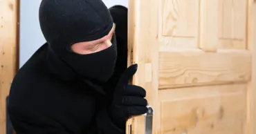 Furt la un magazin de bijuterii din Bălți. Două persoane mascate, căutate de Poliție