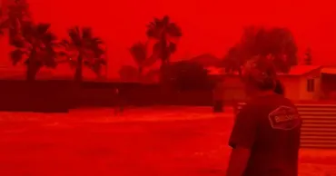 Небо окрасилось в кроваво-красный цвет из-за циклона в Австралии