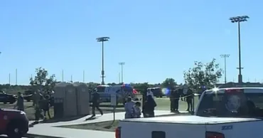 Un camion a intrat pe teren în timpul unui meci. Un copil și un bărbat au murit