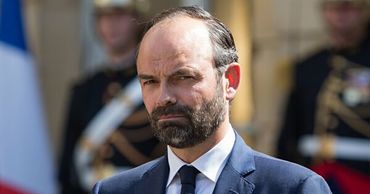 Премьер Франции пообещал поднять минимальную пенсию до тысячи евро.