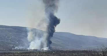 Вблизи Калараша загорелась сухая растительность.