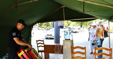 Тысячи людей укрылись от жары в палатках спасателей