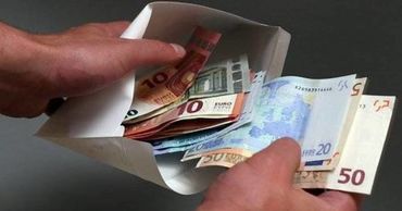 Двух бывших сотрудников МВД задержали за взятку в 1 300 евро.
