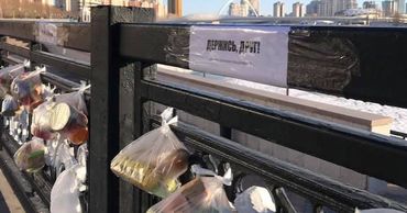 В Казахстане жители оставляют на улицах для бездомных пакеты с продуктами.