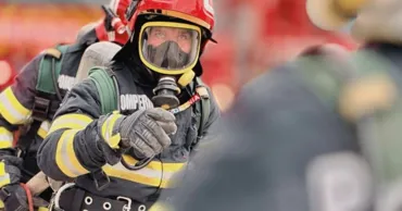 Incendiu la Gâsca: 30 de persoane evacuate și un bărbat transportat la spital
