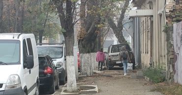Водителя не остановили ни пешеходы, ни разбитая дорожка,ни наличие ступенек у входов в здания.