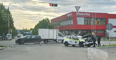 В Бельцах автомобиль НИОБ столкнулся с авто, которым управлял сотрудник полиции