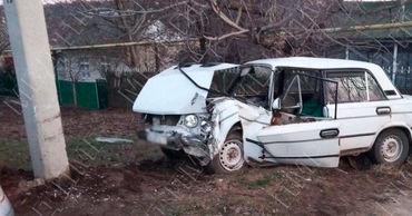 В селе Гыска «Жигули» врезались в столб.