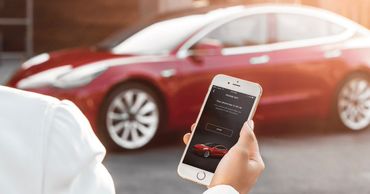 Tesla ввела в США бесконтактные способы доставки электромобилей.
