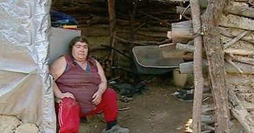 На окраине Кишинёва мать с двумя детьми 12 лет живут в землянке.