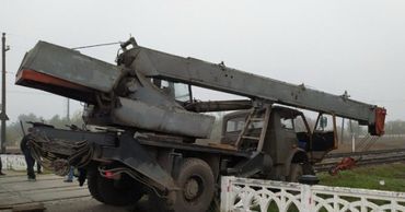 В Тирасполе произошла авария: кран врезался в мотовоз.
