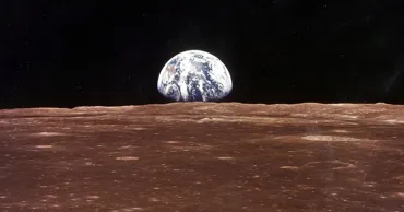 Обломок ракеты SpaceX врезался в Луну и оставил новый кратер