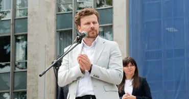 Перчуна освистали на протесте учителей: премьер назвал такую реакцию неоправданной