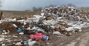 В Сурученах незаконная свалка расширяется, загрязняя воду и атмосферу.