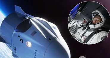 Корабль Crew Dragon с астронавтами NASA возвращается на Землю.