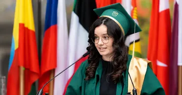 Discurs dur al unei șefe de promoție: Ore întregi de cursuri citite de pe slide-uri