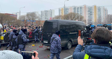 Десятки человек задержаны на акциях поминовения Алексея Навального