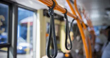 В столичном автобусе мужчина ударил кондуктора: завязалась драка