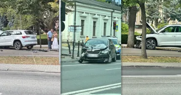 В центре Кишинева произошло ДТП: автомобиль вылетел на тротуар у здания парламента