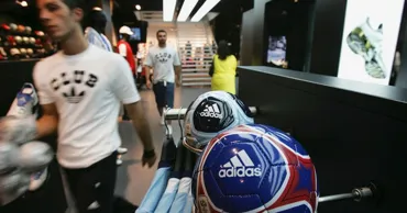 Власти Турции выписали Adidas штраф $96 млн за ограничение скидок