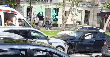 В центре Кишинёва произошло ДТП с участием пяти автомобилей