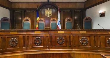 КС рассмотрит вопрос о проведении парламентских и президентских выборов 7 июля.