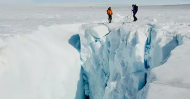 Studiu: Crăpăturile din gheața arctică și smogul creează o „bombă” climatică