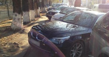 Столичные водители полностью заблокировали тротуар возле одной из школ.