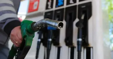 Benzina, mai ieftină cu un ban, iar motorina se scumpește marți