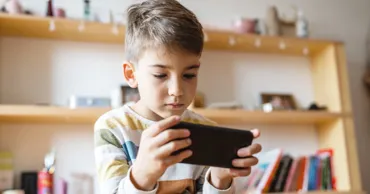 După atacul dintr-o școală din România s-a propus interzicerea rețelelor sociale pentru copiii sub 14 ani