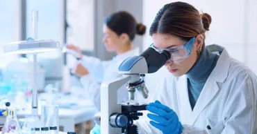 Terapia celulară imună a vindecat pentru prima dată o tumoră canceroasă de țesut solid la un adolescent