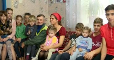 Для молдавской многодетной семьи организовали первый полет на самолете.