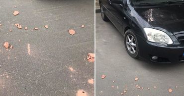 Рухнувшая облицовка станции канатной дороги повредила автомобиль.