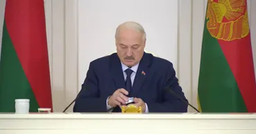 Лукашенко принесли снюс во время совещания: «Не буду закладывать пока»