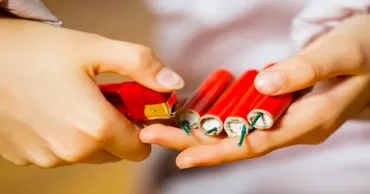 Un bărbat din Capitală, rănit la față și ochi în timpul utilizării articolelor pirotehnice