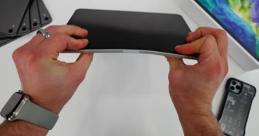 Новый iPad Pro смогли согнуть руками.