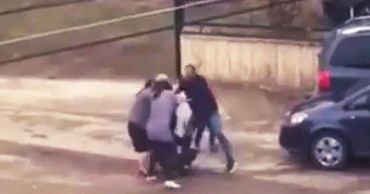 В Румынии две женщины подрались из-за места на парковке.
