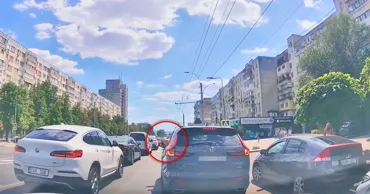 Gest periculos în trafic: Un copil, surprins cum scoate capul pe geamul șoferului