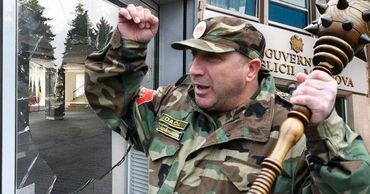 Участнику протеста, разбившему дверь в правительстве, грозит до 3 лет тюрьмы. Фото: Point.md.