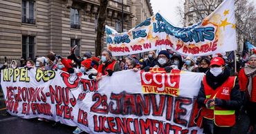 Сотни человек протестовали в Париже против сокращений и закона о безопасности.