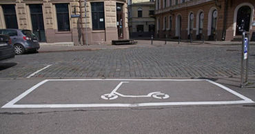 В историческом центре Риги запретили парковать прокатные электросамокаты