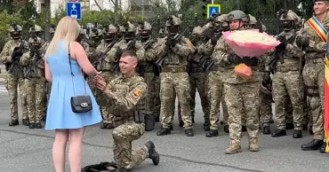 Военный сделал предложение девушке перед началом парада в Кишинёве