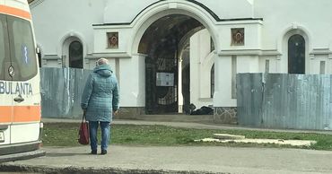 Во дворе столичной церкви обнаружили мертвого мужчину.