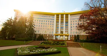 Здание парламента не прошло официальную передачу спустя семь лет после реконструкции