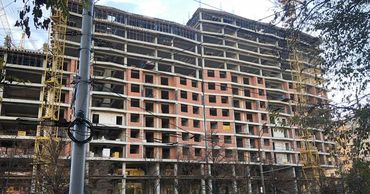 Жители Рышкановки просят застройщика установить защитные сетки на стройке.